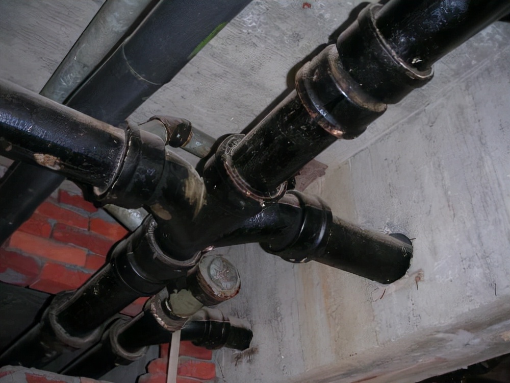 铸铁管漏水如何快速补漏,铸铁排水管漏水怎么堵漏