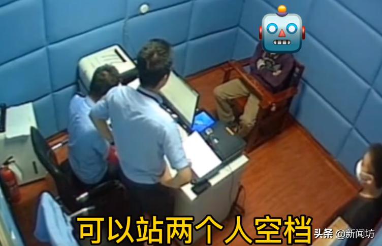 你的肚脐眼是凸出来的？上海地铁早高峰，一男子戴上粉色头盔，偷偷…