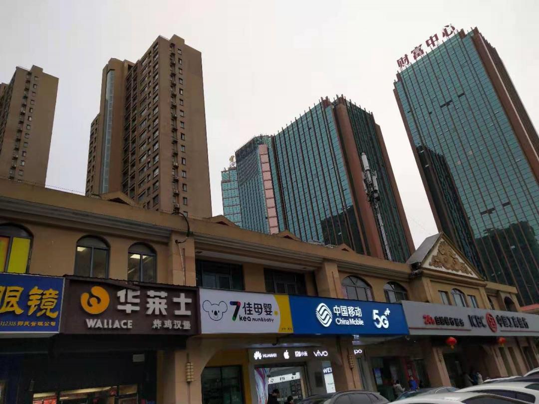 一路之隔繁华程度不一样,一路之隔和万人空巷的区别