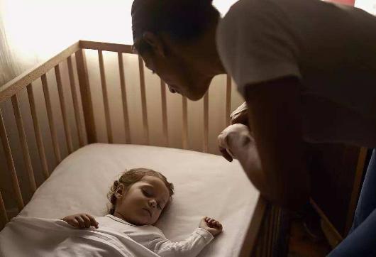 宝宝半夜满床打滚怎么回事,宝宝晚上睡觉满床打滚是怎么回事