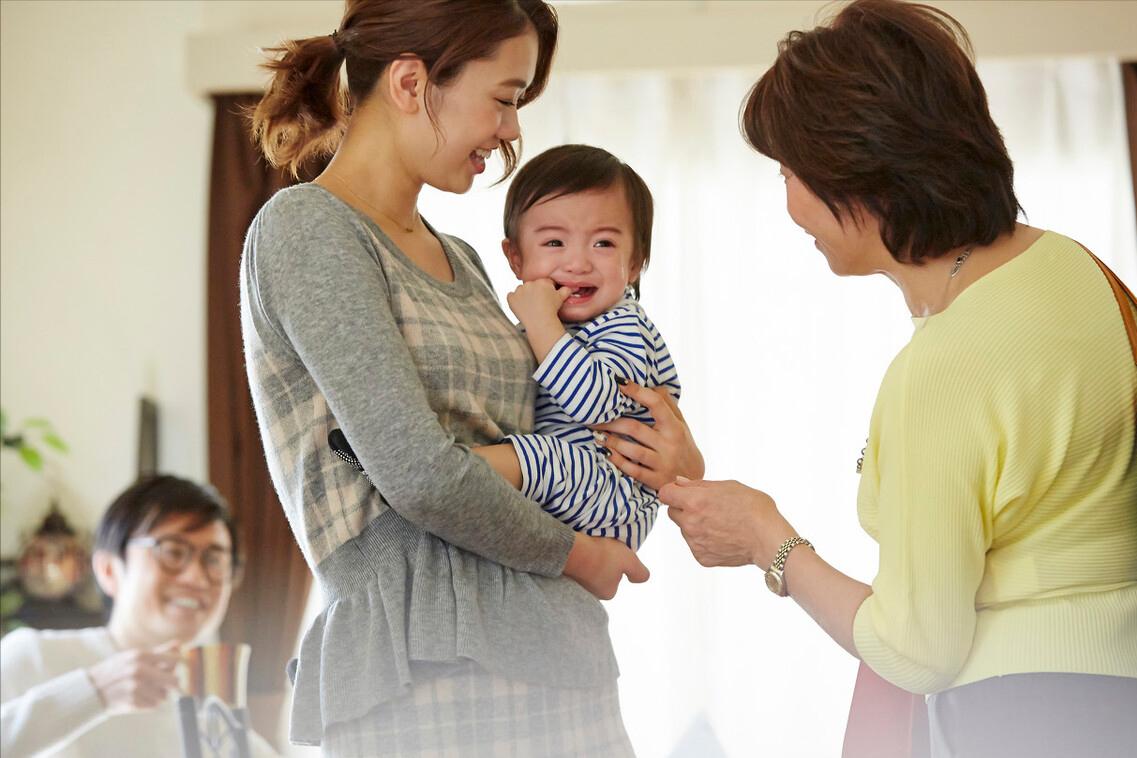 一岁宝宝爱黏妈妈怎么正确引导,1岁宝宝粘人妈妈该怎么办