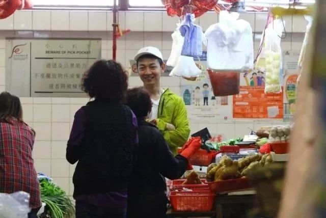 TVB人气小生现身街市买菜自称厨艺不俗经常煮食让朋友试试
