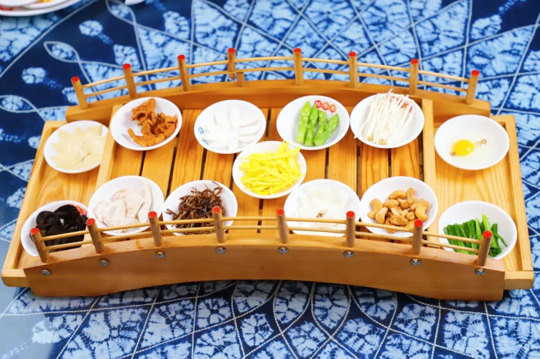 过桥米线汤底的简易做法,过桥米线汤底是什么做的