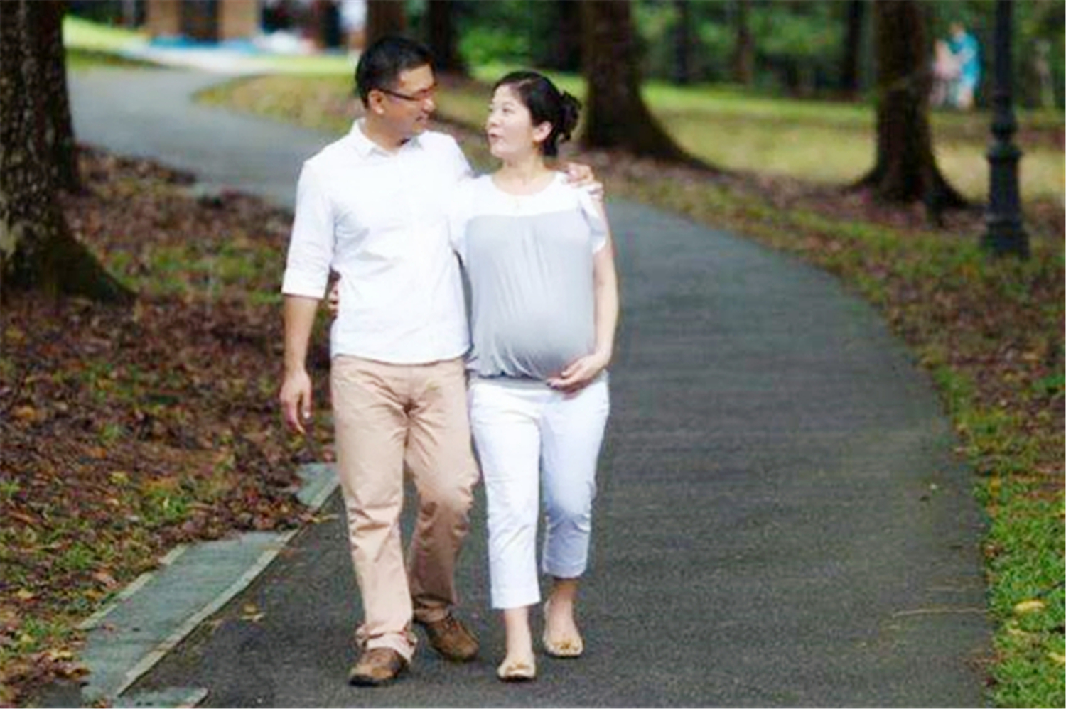 足月散步时肚皮发紧还能继续走,足月胎儿坠胀肚子很硬