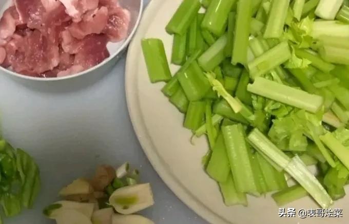 每次炒肉油飞溅出来,炒肉怎么不粘锅的小妙招