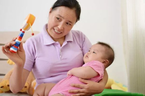 2岁孩子找保姆带还是幼儿园好,职场妈妈没有人看孩子怎么办