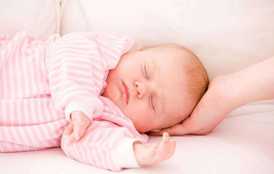 新生儿出生5天尿布有血迹正常吗,刚出生6天的宝宝换尿布老是哭