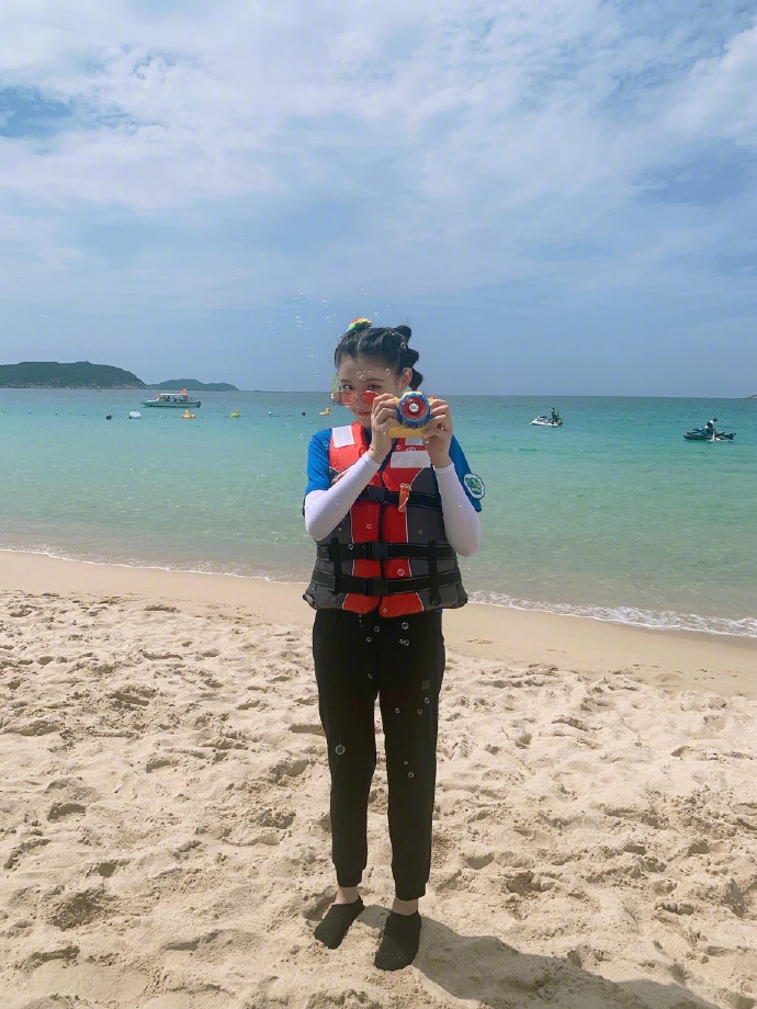 林允可爱现实中的照片,林允现身街头嘟嘴卖萌可爱似少女