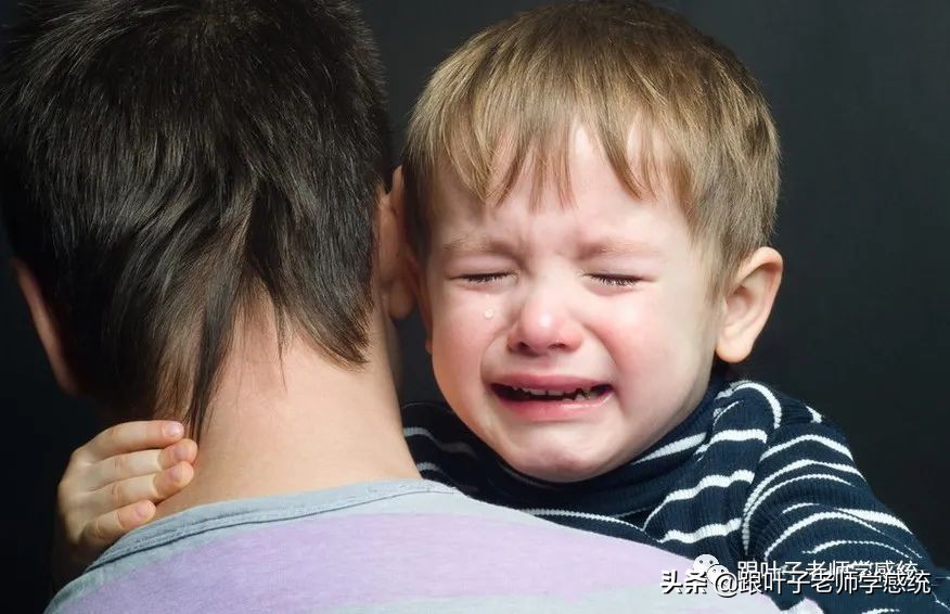 4岁小孩喜欢咬衣服啃指甲,4岁小孩喜欢咬手指甲怎么回事