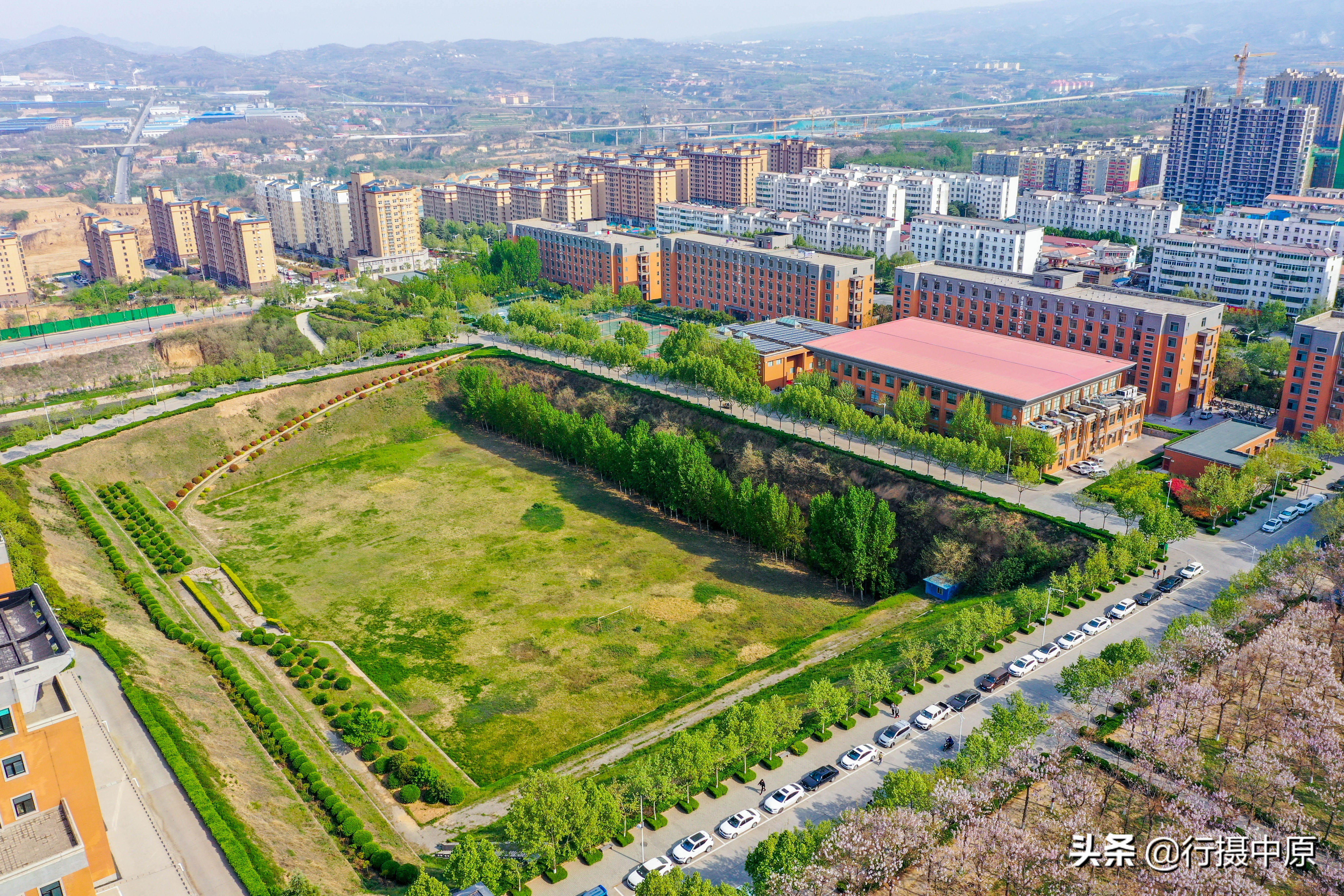 足球场大的深坑,稀奇古怪的足球场