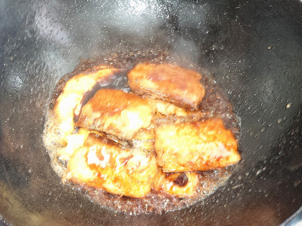 做鱼时,直接下锅就“废”了,掌握这个小技巧,鱼肉不破不粘锅