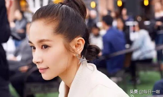 王子文高铁脚踩小桌,王子文道歉脚踩高铁桌板