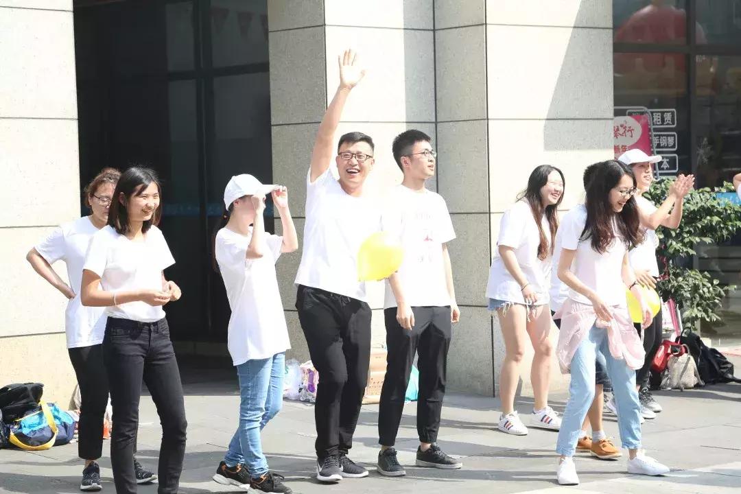 好老师教育“风雨同行十五载，携手并肩再奋进”主题拉练活动启动