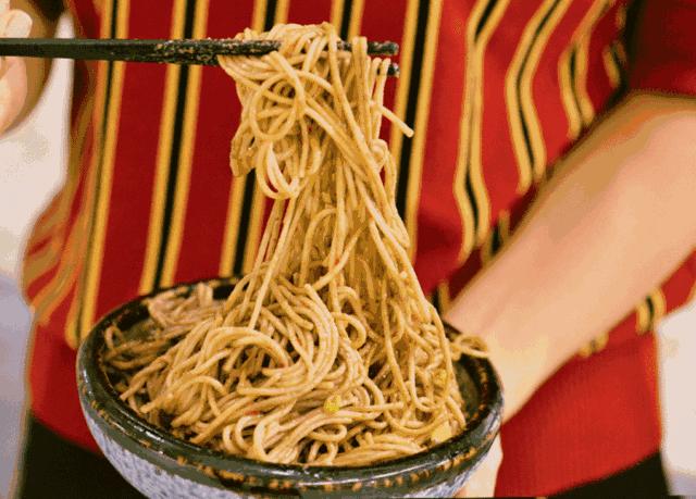 武汉人的过早莫过于一碗热干面,一碗热干面是武汉人最顽强的味道