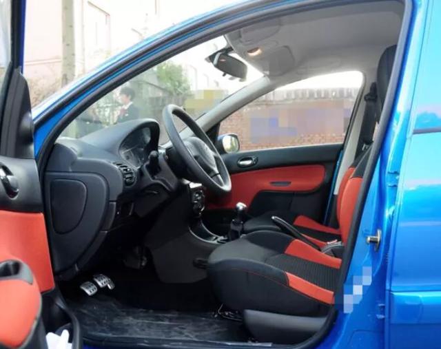 新到13年东风雪铁龙c2,犹豫了很久才买的玩具