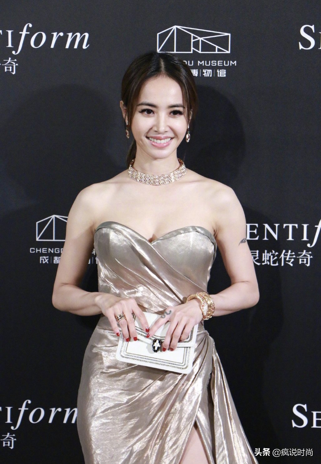 蔡依林又现身穿搭开叉裙,蔡依林露背波点连衣裙