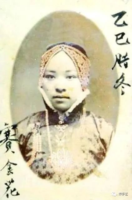 听过“塑身衣”，听过“塑脸领​”吗？民国显瘦第一神器