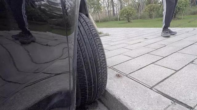 爆胎真的有多可怕,提醒爆胎隐患大轮胎安全需注意