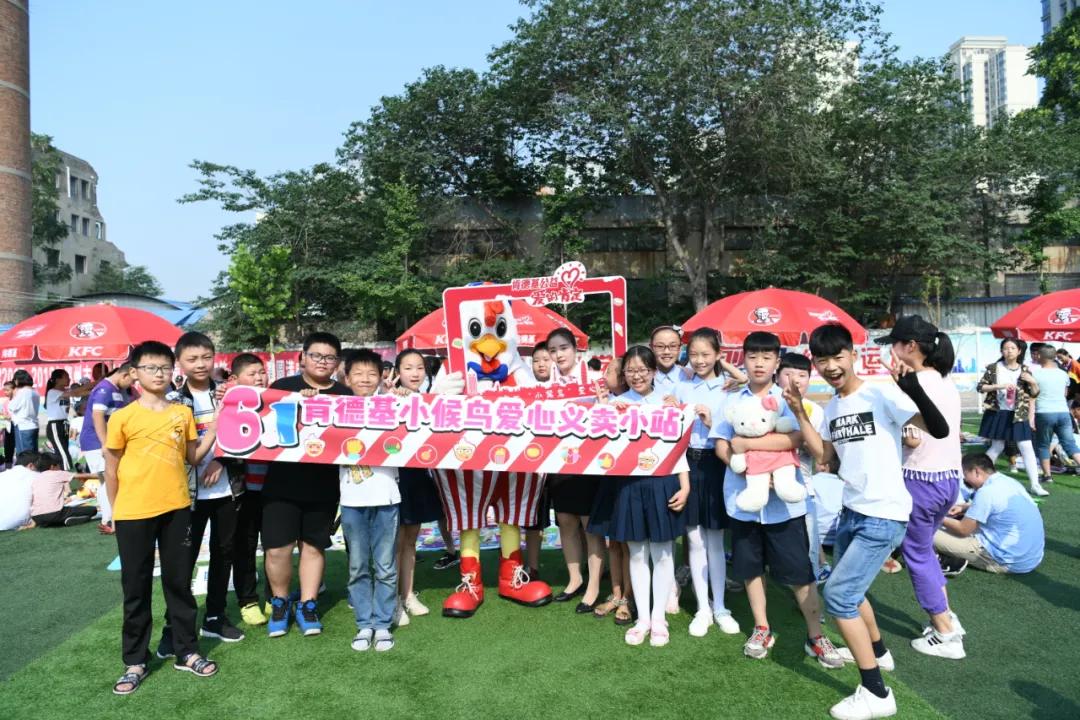 小小的足球装着美好的童年和梦想,小小足球承载着孩子的欢乐与梦想