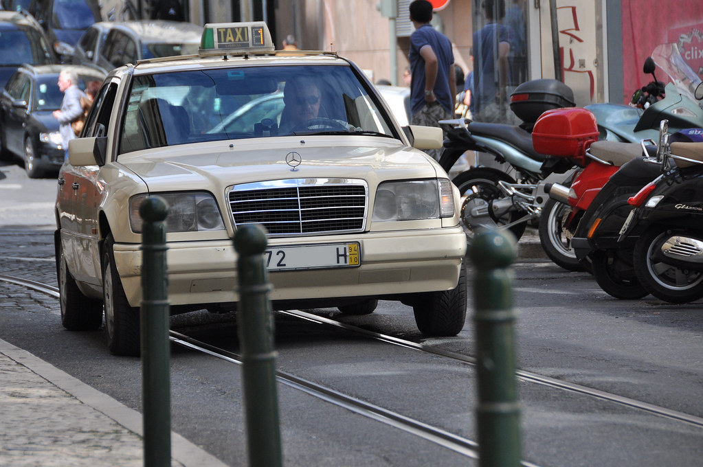 你信么？30年前的“小虎头”奔驰E级，至今还有人念念不忘