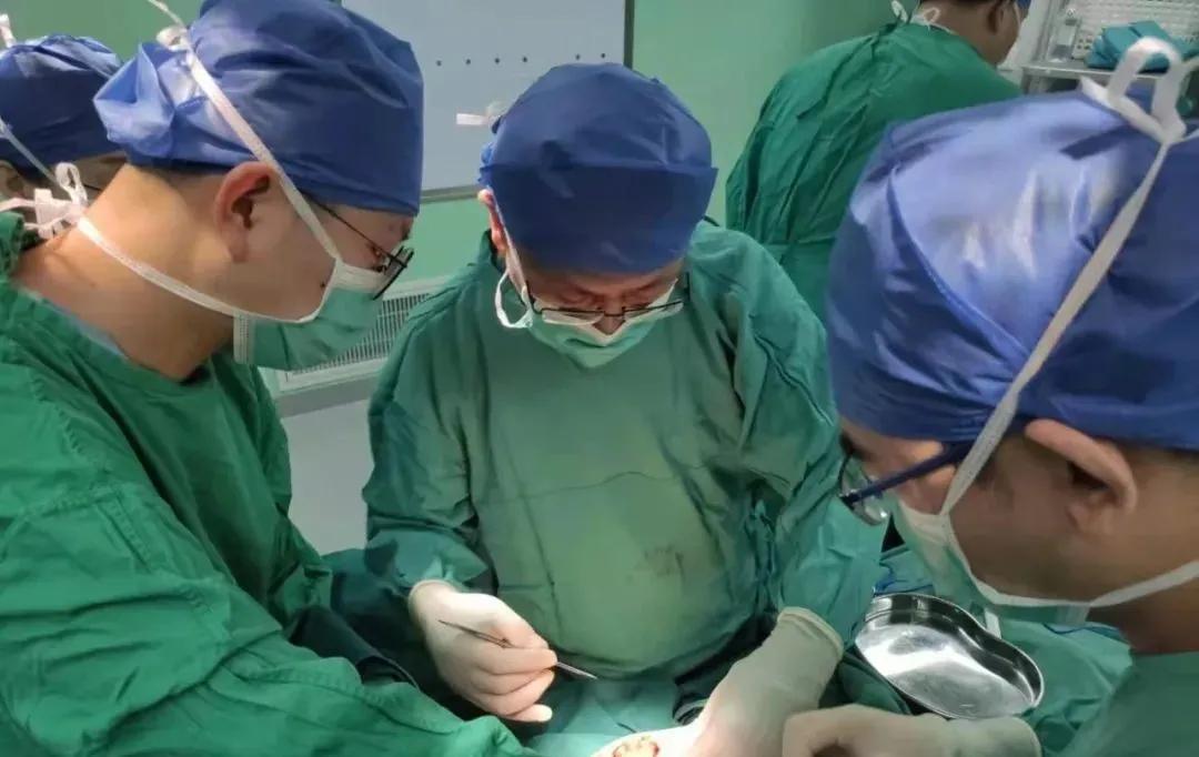 取出假体后胸部是怎样的,胸假体取出后对比图