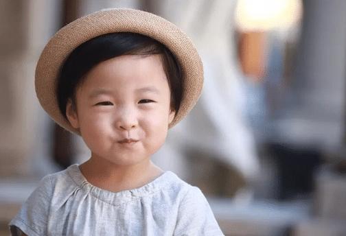 小孩误吞一点点洗衣粉怎么办,2岁的婴儿吃了洗衣粉咋办