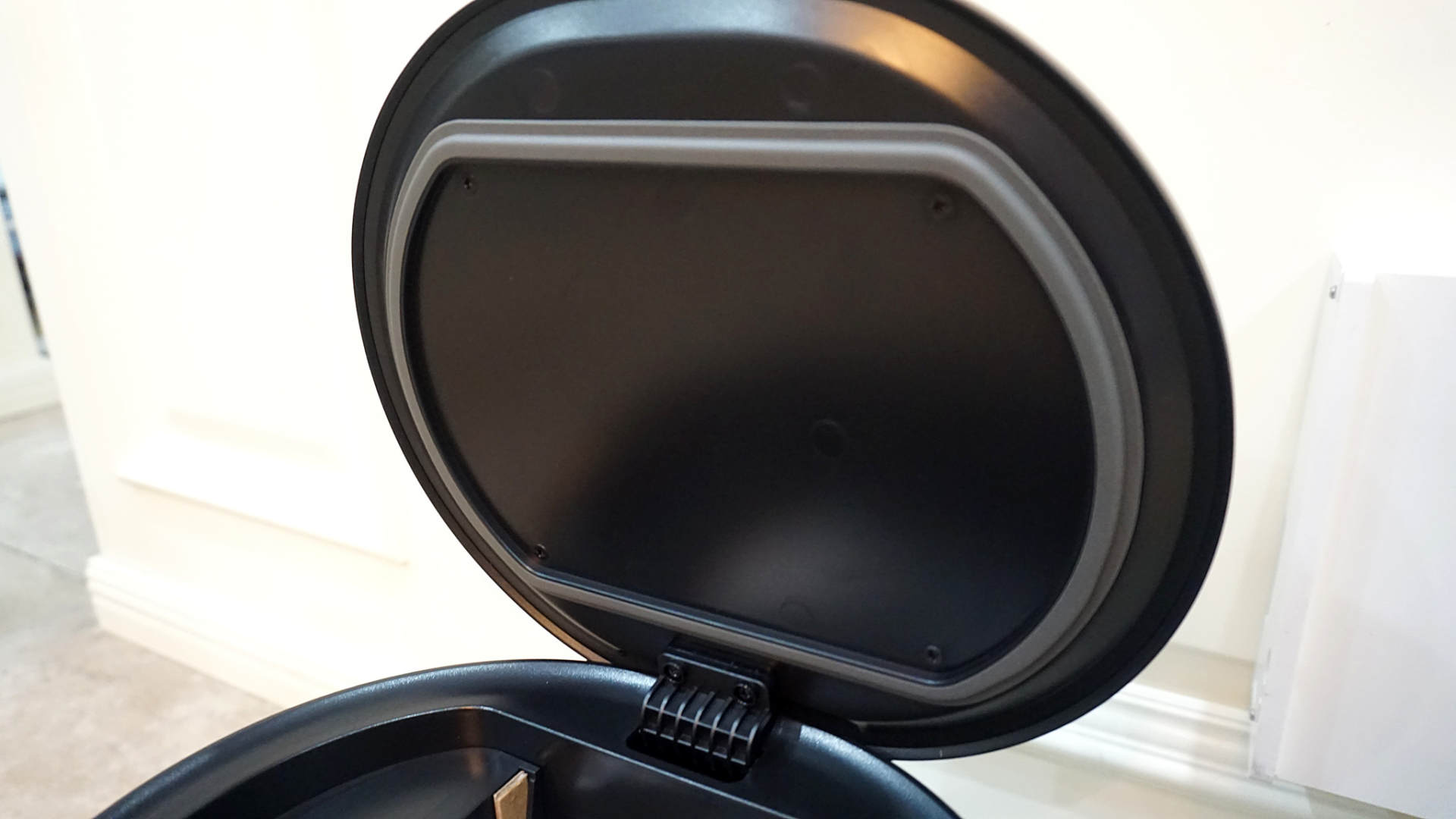 如何操作智能自动吸尘扫地机 (最简单的集尘扫地机器人)