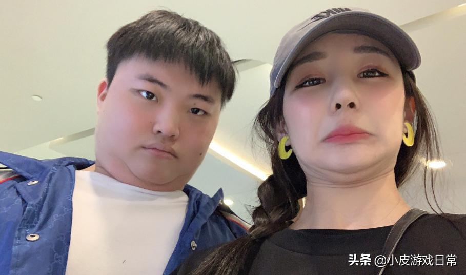 小狗偷偷送女友礼物，奥咪咪感动大哭，直言这个礼物比包都有意义