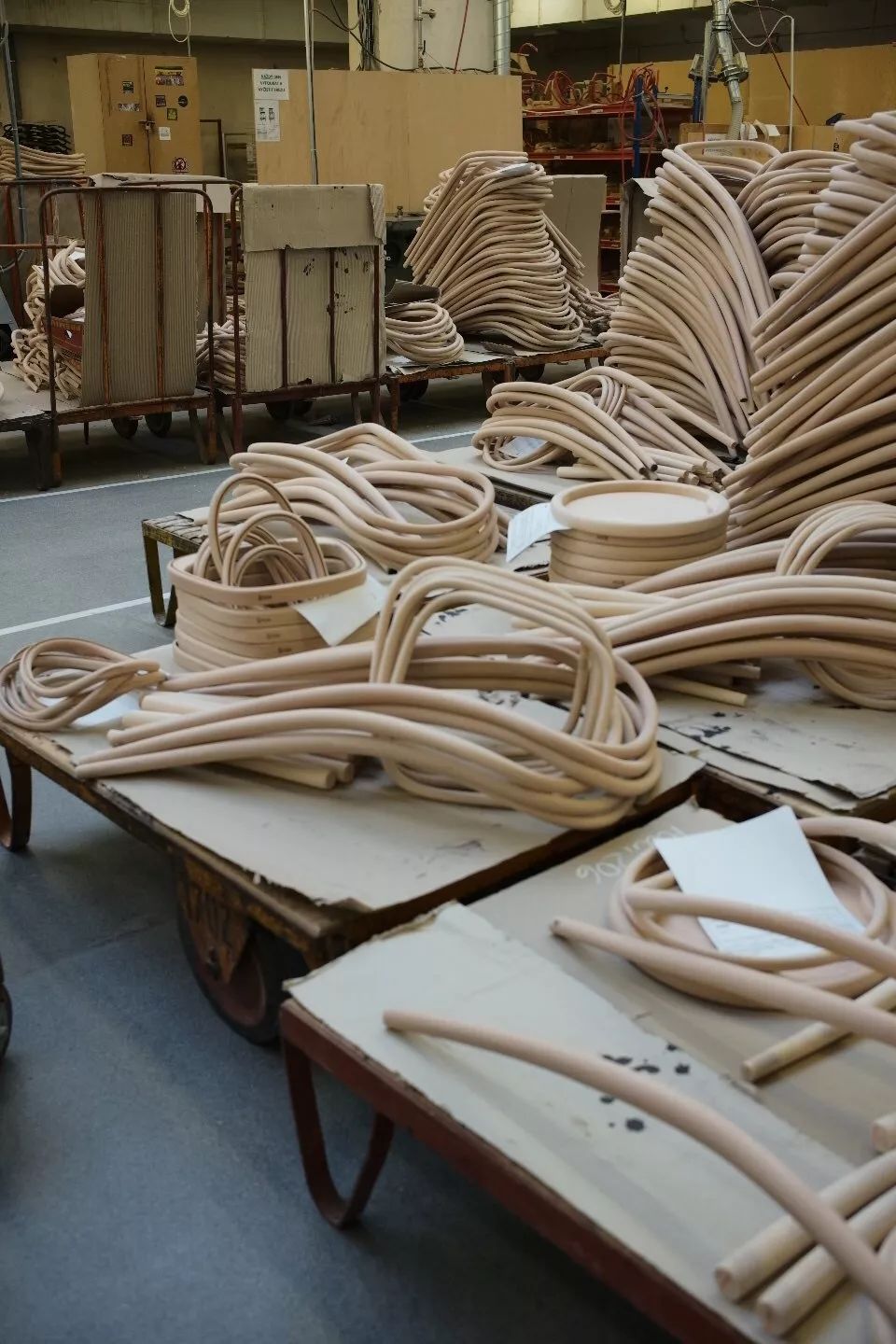 探访TON工厂看经典椅子背后的故事|疯狂24h我们去捷克干了啥?