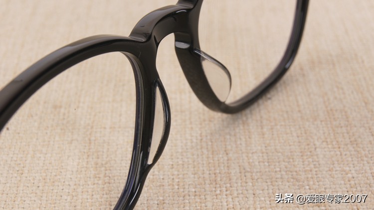 板材眼镜鼻托掉了怎么配,板材眼镜鼻托如何卸下来