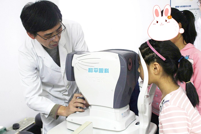 中医针灸能治疗青少年近视吗？专家辟谣：骗人忽悠的！近视不可逆