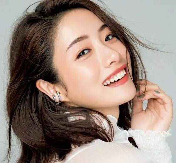 想要底妆细腻服帖不卡粉,底妆秘诀零毛孔无暇底妆至关重要