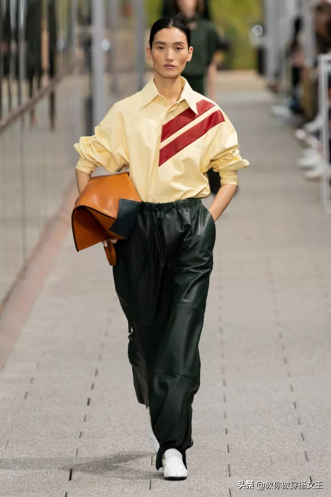 2020最潮搭配少不了这一条工装裤,初秋工装裤搭什么上衣