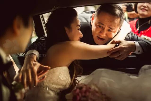 邓超为女儿做滑雪鞋，发微博却遭网友“嘲笑”，称“实力坑娃”