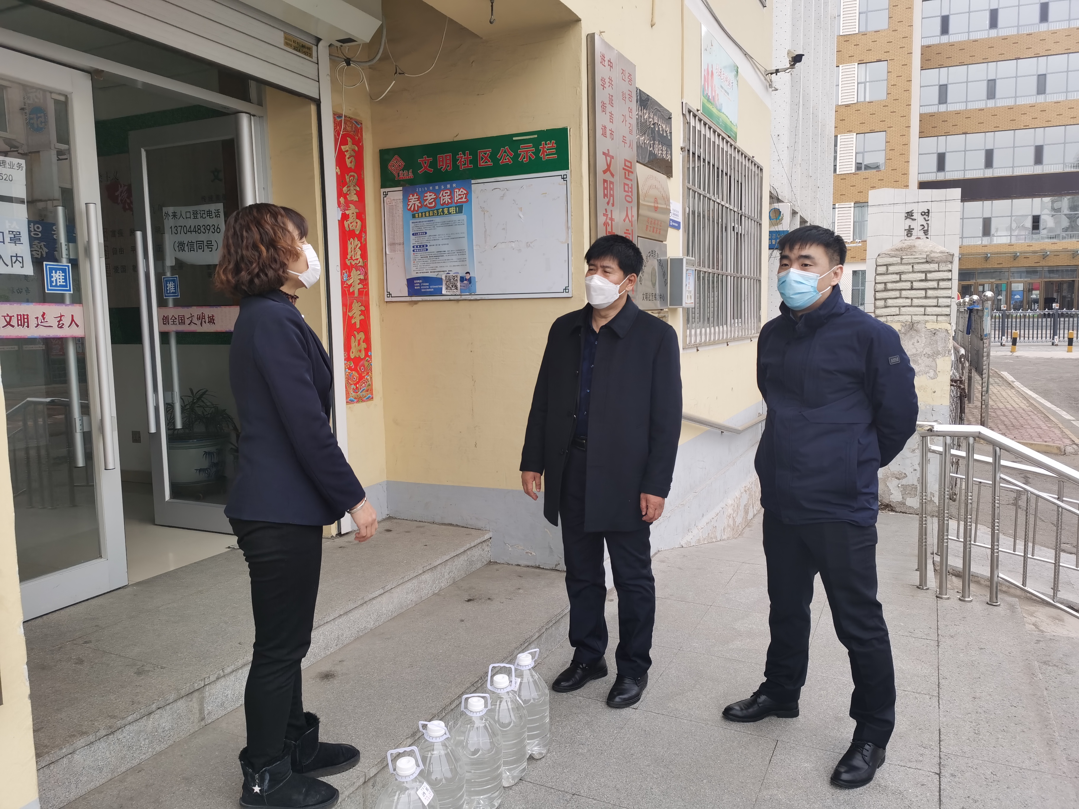 法院领导到帮扶村慰问,法院走访慰问干警