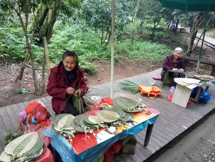 一个让人流连忘返的地方，山清水秀，只需要坐在河边发呆就行。