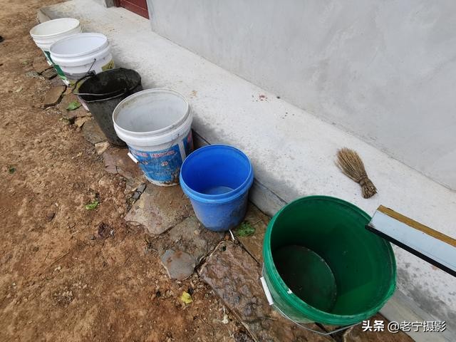 屋檐下接水的水槽叫什么,屋檐下的水桶