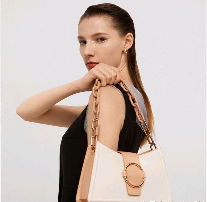 初春必买的几款包包简直美哭啦,初春最实用包包品牌