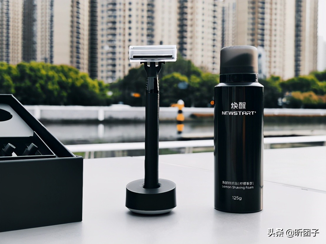 干净丝滑清爽焕醒手动剃须刀体验,焕醒便携式剃须刀