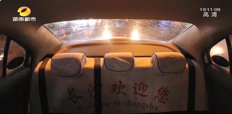 在长沙，一位的哥和一位代驾的夜晚