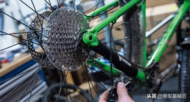 你是直男，万一弯了，那就真的弯了……但是尾钩不同，还可以掰直