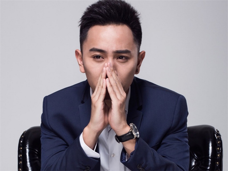 41岁“演技派”刘烨，曾3夺影帝娶小两岁娇妻，今一家四口惹人羡