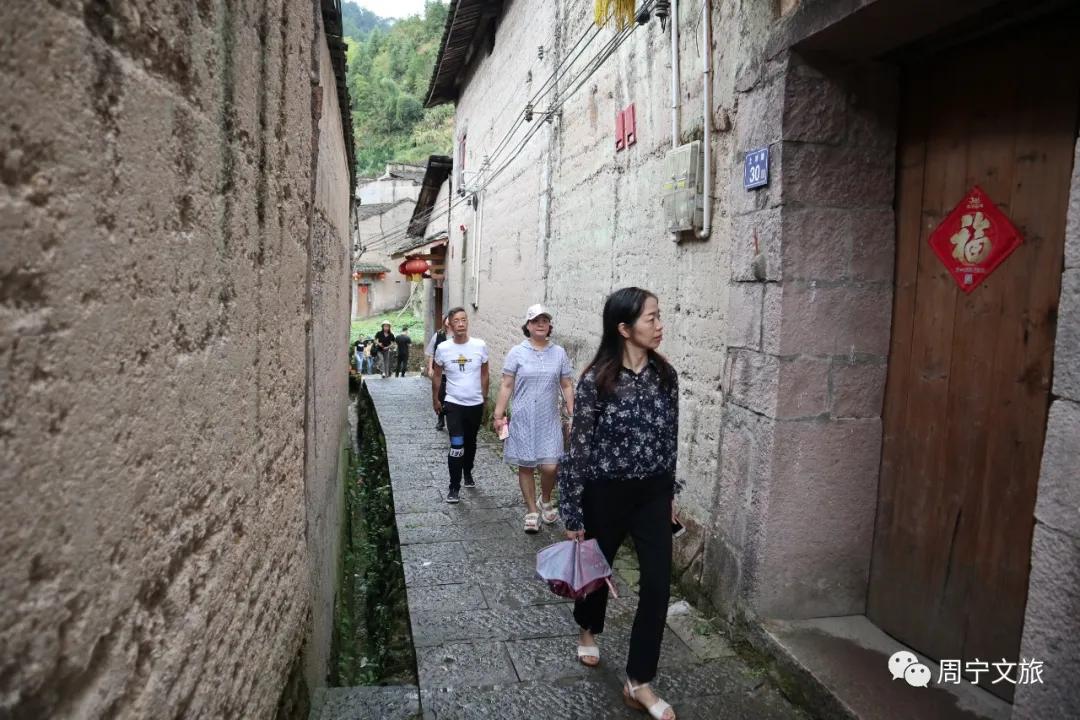 周宁县礼门乡举办“避暑清凉福地”品牌推介会，浙闽知名旅行社赴周宁考察踩线，为衢宁铁路旅游线路产品铺路