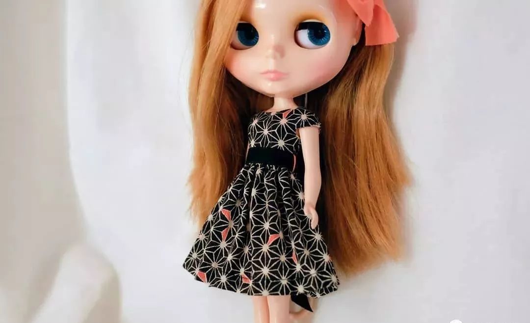 恨不能把她的芭比娃衣穿上自己身上......