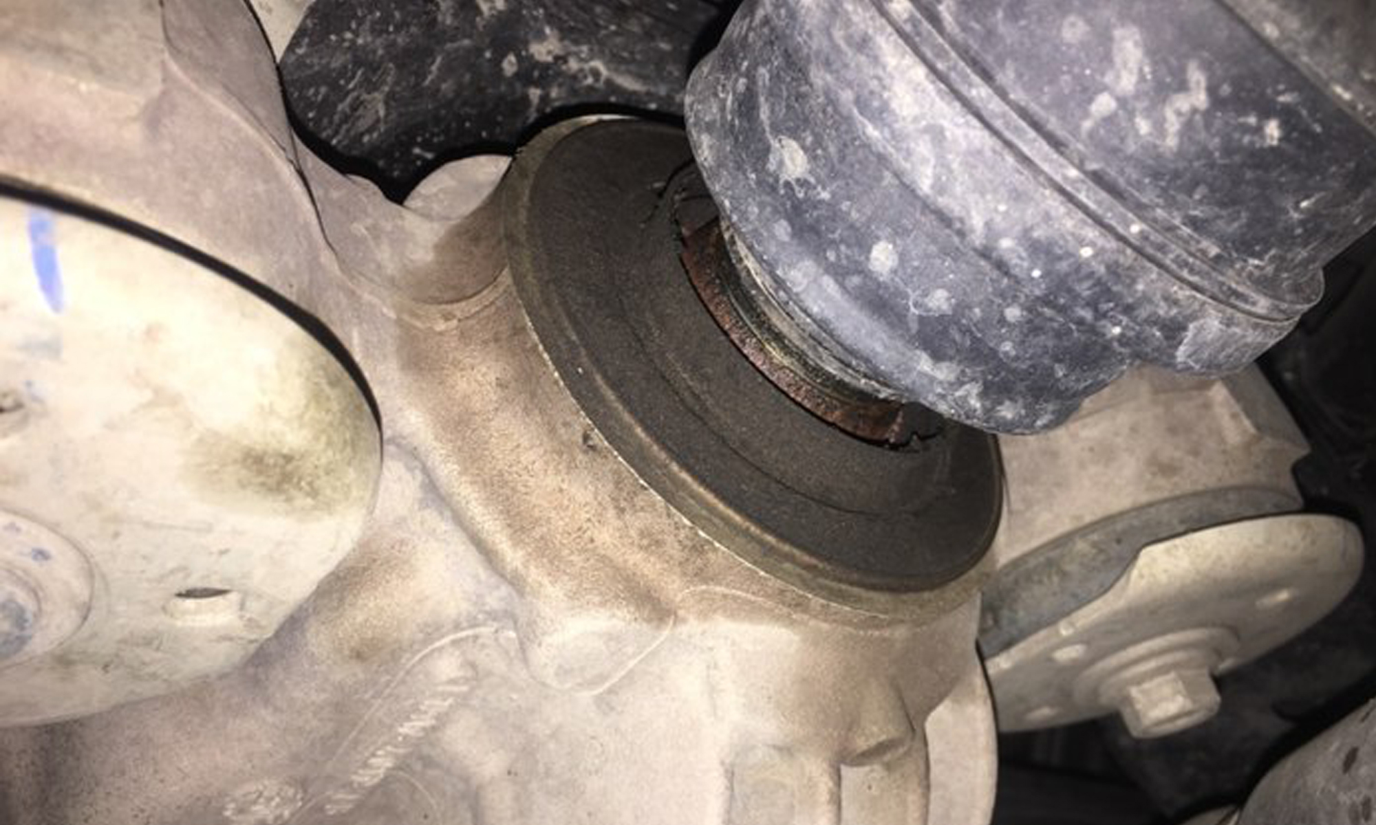 30万级suv福特探险者,福特探险者后减震漏油了怎么回事