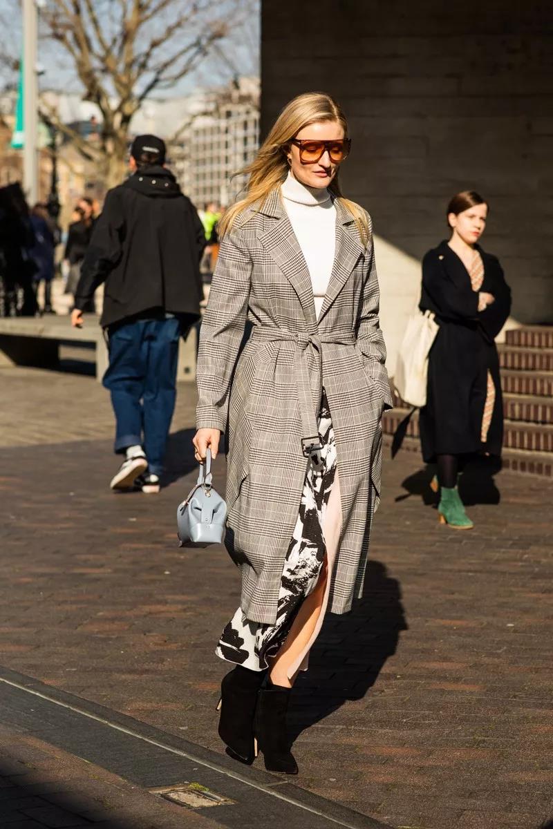 皮肤黑黄的女生穿什么颜色好看,颜值高的女人发色