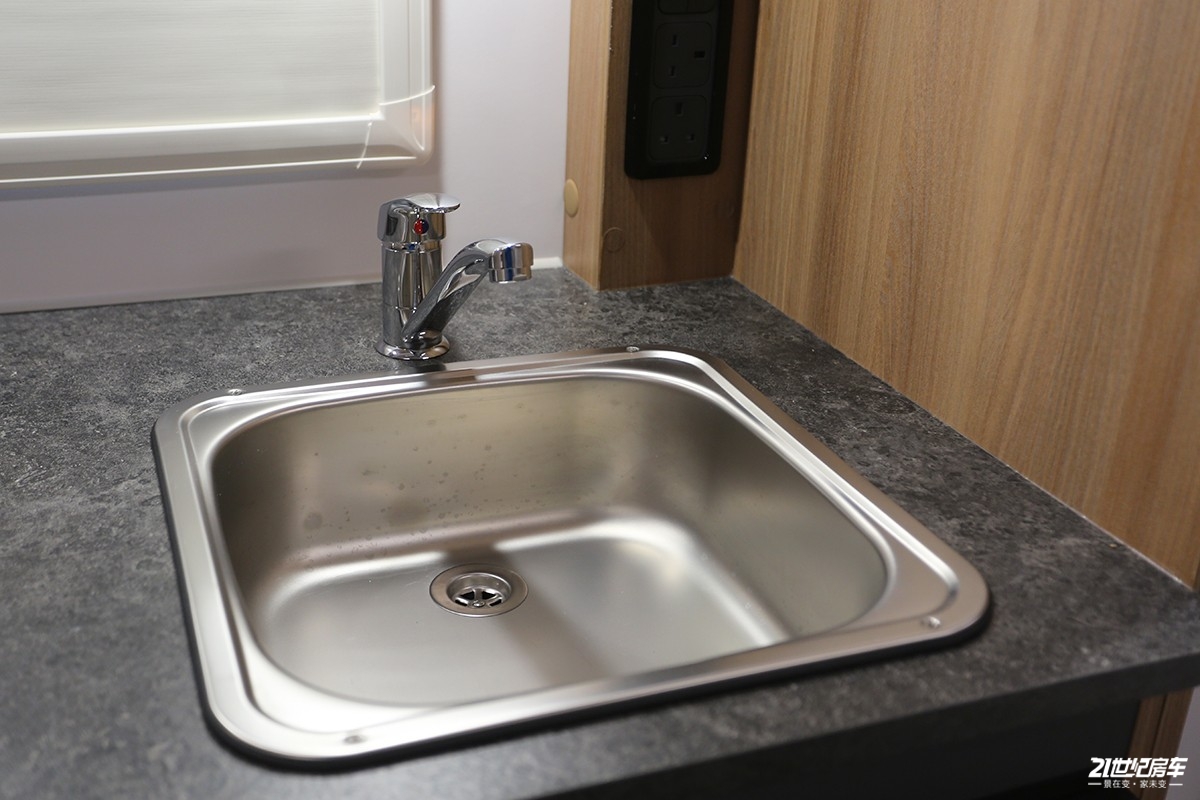 英国百丽d4,发现4拖挂式房车