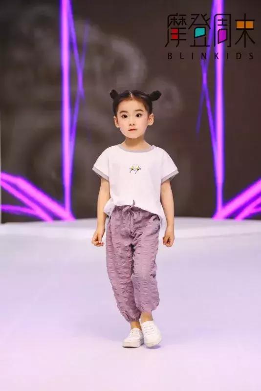 3岁萌宝走秀视频,带大家沉浸式体验走秀