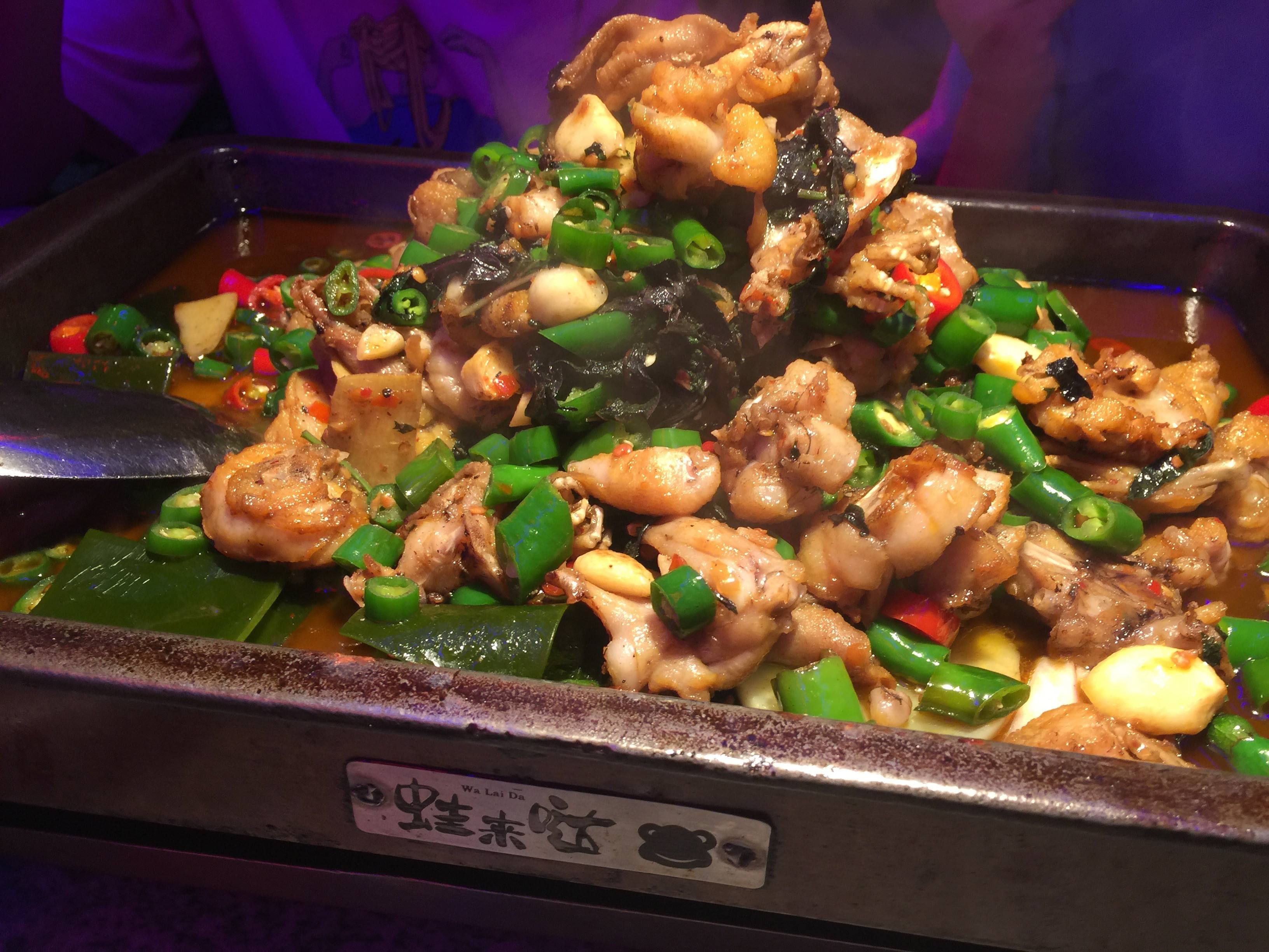 两人开店一年盈利不到3万,开牛蛙店赚六个亿