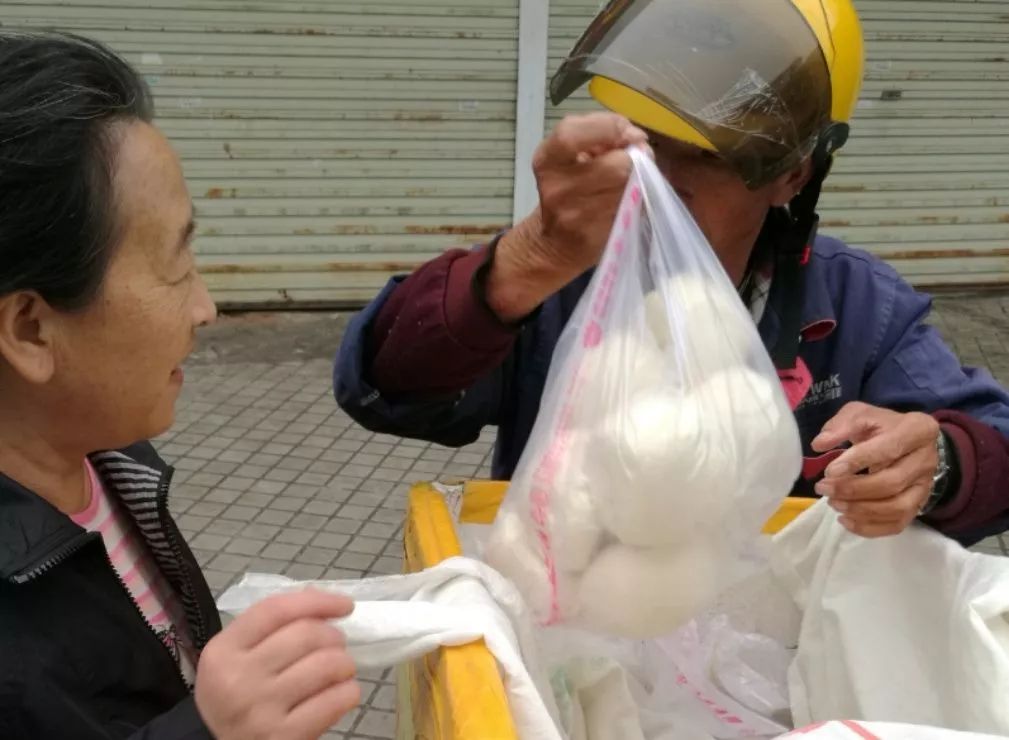 开封一个老人卖饼挣了六套房子,河南农民海口卖馒头